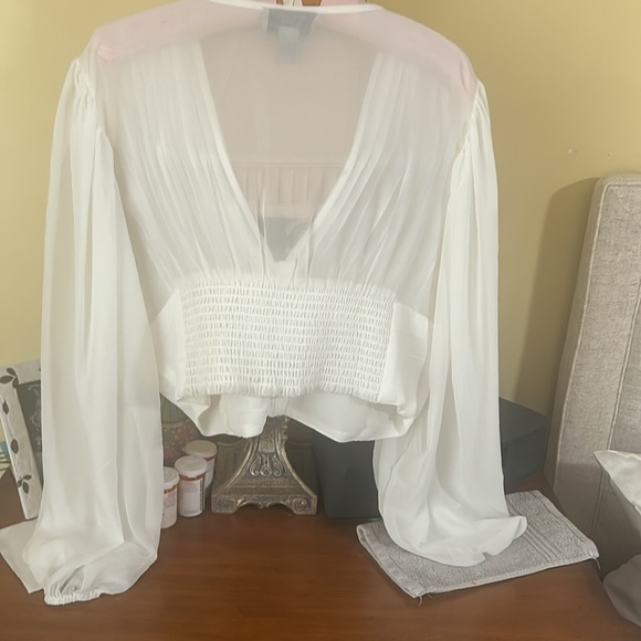 White blouse you can use from work to going out on the town - Picture 3 of 5